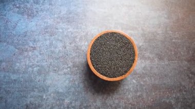 Çiğ, kurutulmuş fesleğen tohumları