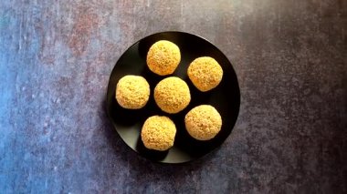 Rajgira Laddu geleneksel Hint tatlısı. Aroaranth tohumlarından yapılıyor.