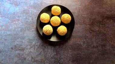 Rajgira Laddu geleneksel Hint tatlısı. Aroaranth tohumlarından yapılıyor.