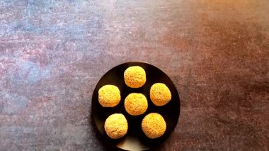 Rajgira Laddu geleneksel Hint tatlısı. Aroaranth tohumlarından yapılıyor.