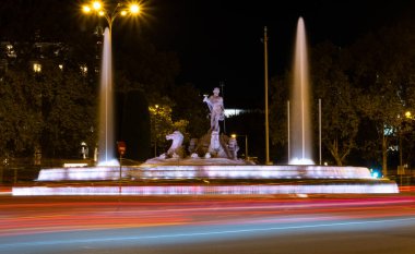 Madrid, İspanya Kasım 06: 2022 Canovas del Castillo Meydanı 'ndaki Neptün Çeşmesi' nin gece çekimi.