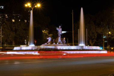 Madrid, İspanya Kasım 06: 2022 Canovas del Castillo Meydanı 'ndaki Neptün Çeşmesi' nin gece çekimi.