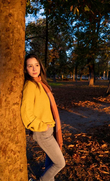 Portræt Ung Kvinde Årtusinde Nyder Efterårssolnedgang Byens Park - Stock-foto