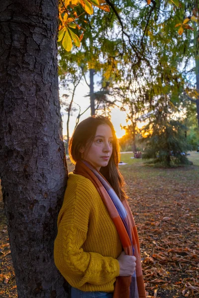 Portret Van Jonge Vrouw Millennial Genieten Van Een Herfst Zonsondergang — Stockfoto