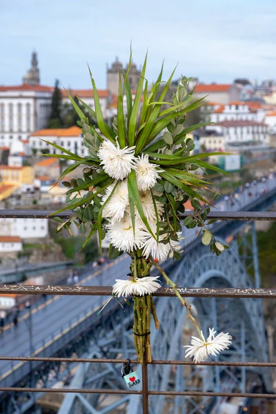 Bouquet Daisies Flowers Dom Luis Bridge Background Porto Portugal — Fotografia de Stock