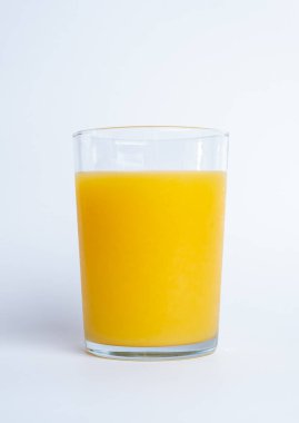 Beyaz arka planda izole edilmiş bir bardak portakal suyu.