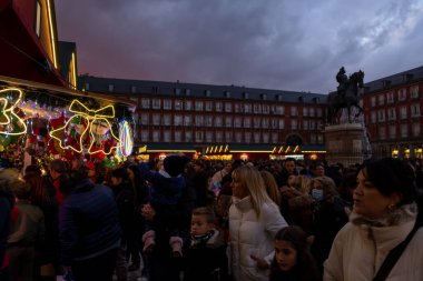 Madrid, İspanya 3 Aralık 2022. Şehrin merkezindeki ünlü Plaza Belediye Başkanı 'nda Noel Pazarı