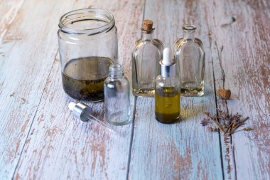 Ev yapımı lavanta. Ahşap masada gerekli yağ şişeleri.