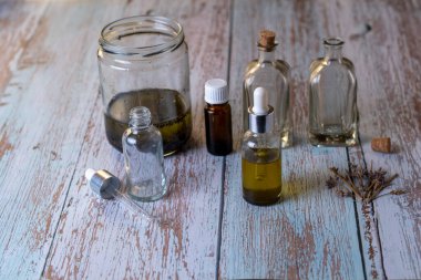 Ev yapımı lavanta. Ahşap masada gerekli yağ şişeleri.