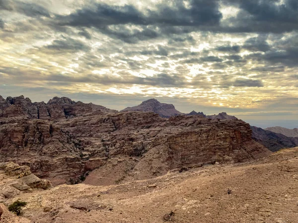 ヨルダンのペトラの失われた都市の山脈 — ストック写真