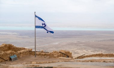 Masada Ulusal Parkı 'ndaki Isreali Bayrağı Judaean Çölü, Güney Bölgesi, İsrail