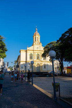 Itu, Sao Paulo, Brezilya 01 Mayıs 2023. Arka planda Nossa Senyora da Candelaria cemaati ile tatilin tadını çıkarıyorlar.
