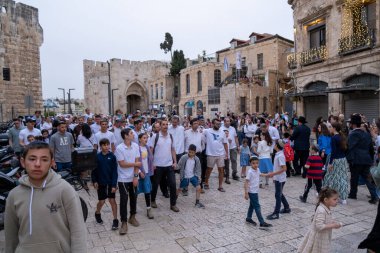 Kudüs, İsrail - 10 Nisan 2023. Bar Mitzvah, Yahudi reşit olma töreni. Erkekler için eski bir tören. Geçit töreni. Mutlu ebeveynler, konuklar ve müzik..