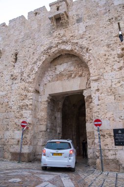 Kudüs, İsrail - 10 Nisan 2023. Araba Zion kapısından giriyor.