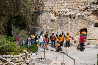 Kudüs, İsrail - 10 Nisan 2023. Garden Tomb 'daki turistler
