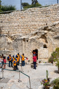 Kudüs, İsrail - 10 Nisan 2023. Garden Tomb 'daki turistler