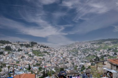 Kudüs, İsrail - 10 Nisan 2023. Eski şehir duvarlarının ötesine bak.