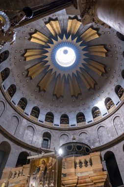 Kudüs, İsrail - 12 Nisan 2023. Kutsal Mezar Kilisesi, Aedicule 'ün detayları.