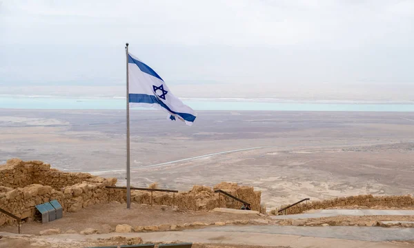 Masada Ulusal Parkı 'ndaki Isreali Bayrağı Judaean Çölü, Güney Bölgesi, İsrail