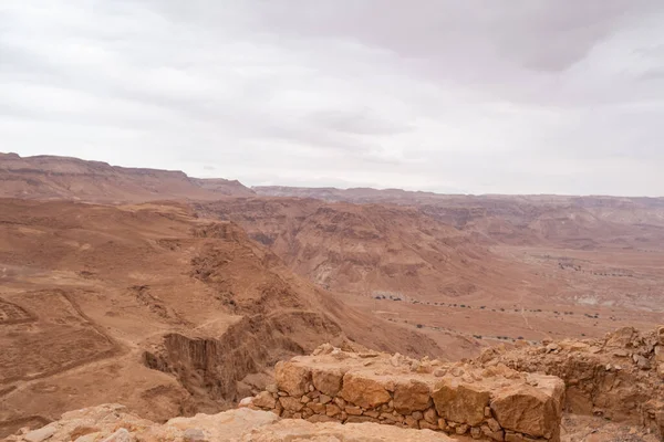 イスラエル南部のマサダから見たユダヤ人の砂漠の風景 — ストック写真