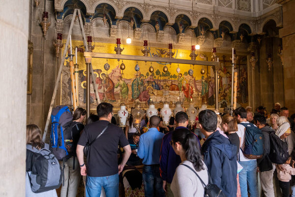 Иерусалим, Израиль - 10 апреля 2023 года. Паломники и туристы у Камня Помазания.