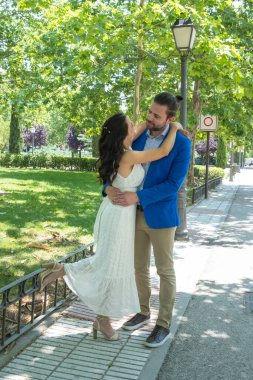 mutlu genç bir çift yeni evli