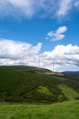 İspanya 'daki bir dağın tepesindeki yel değirmenleri enerji çiftliği. Rüzgar Türbinleri.