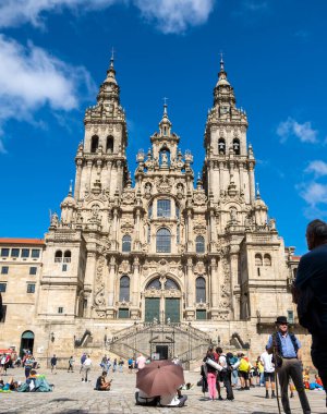 Santiago de Compostela, La Coruna, Galiçya, İspanya - 11 Haziran 2023. Santiago de Compostela Katedrali önündeki turist ve hacılar