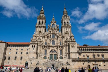 Santiago de Compostela, La Coruna, Galiçya, İspanya - 11 Haziran 2023. Santiago de Compostela Katedrali önündeki turist ve hacılar