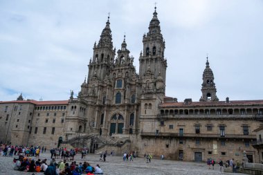 Santiago de Compostela, La Coruna, Galiçya, İspanya - 11 Haziran 2023. Santiago de Compostela Katedrali önündeki turist ve hacılar.