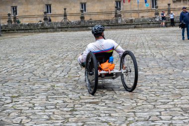 Santiago de Compostela, La Coruna, Galiçya, İspanya - 13 Haziran 2023. Engelli yolcu Santiago de Compostela 'ya varıyor..