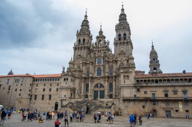 Santiago de Compostela, La Coruna, Galiçya, İspanya - 11 Haziran 2023. Santiago de Compostela Katedrali önündeki turist ve hacılar