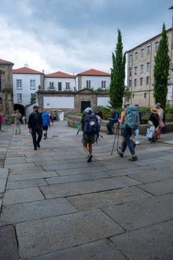Santiago de Compostela, La Coruna, Galiçya, İspanya - 13 Haziran 2023. Acibecheria caddesinde hacılar ve turistler.