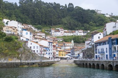 Cudillero, Asturias, İspanya - 02 Haziran 2023. Limandan köyün manzarası.