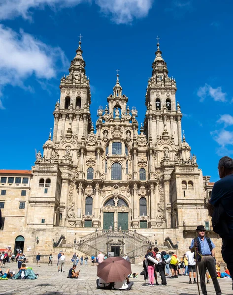 Santiago de Compostela, La Coruna, Galiçya, İspanya - 11 Haziran 2023. Santiago de Compostela Katedrali önündeki turist ve hacılar
