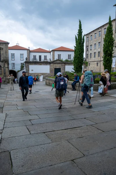 Santiago de Compostela, La Coruna, Galiçya, İspanya - 13 Haziran 2023. Acibecheria caddesinde hacılar ve turistler.