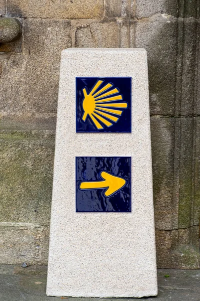 Wegweiser Zum Jakobsweg Markiert Muscheln Für Pilger Zur Kathedrale Compostela lizenzfreie Stockbilder