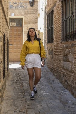Meksikalı kadın turist İspanya 'nın ortaçağ şehri Toledo' da eğleniyor ve keşfediyor. Yürüyen Latin bir kadının portresi.