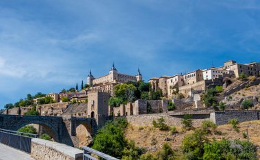 Toledo, İspanya 'nın panoramik manzarası, UNESCO Dünya Mirası. Old Town ve Alcazar. Bulutlu gökyüzü
