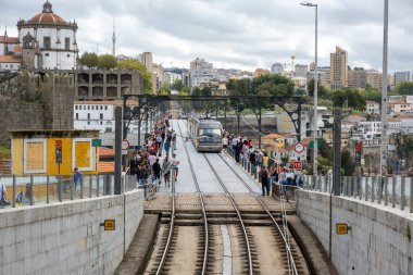 Porto, Portekiz - 17 Eylül 2023. Ponte D. Luis Douro Nehri 'ndeki metro ve yayalar ve terasota çatıları, UNESCO Dünya Mirası Alanı.