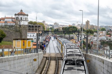 Porto, Portekiz - 17 Eylül 2023. Ponte D. Luis Douro Nehri 'ndeki metro ve yayalar ve terasota çatıları, UNESCO Dünya Mirası Alanı.