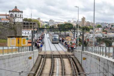 Porto, Portekiz - 17 Eylül 2023. Ponte D. Luis Douro Nehri 'ndeki metro ve yayalar ve terasota çatıları, UNESCO Dünya Mirası Alanı.