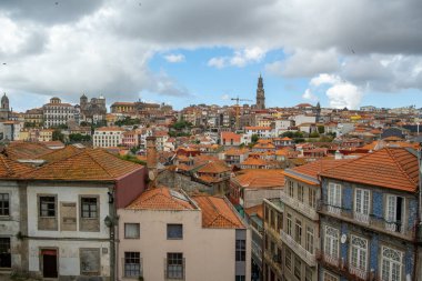 Porto, Portekiz - 17 Eylül 2023. Eski kasaba ve Clerigos Kulesi manzarası. Bulutlu bir gün.