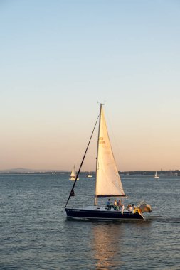 Lizbon, Portekiz - 13 Eylül 2023. Gün batımında Tagus Nehri 'nde tekne turu.