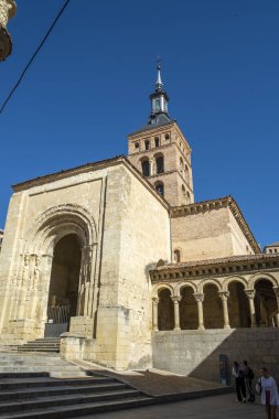 2023 09 23 Segovia, İspanya. Tarihi şehir merkezi ve San Martin Kilisesi