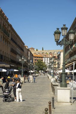 2023 09 23 Segovia, İspanya. San Clemente Kilisesi ve Acueducto Bulvarı manzarası