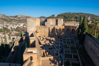 Granada, İspanya. Alhambra kalesi ve güzel bir akşam saatinde şehrin panoramik manzarası. Avrupa seyahatleri.