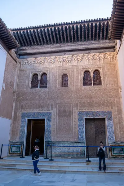 Turist Nasrid Alhambra Kalesi 'ne girdi.