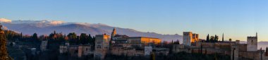 Granada, İspanya. Alhambra kalesi ve saray kompleksi. Güzel bir akşam vakti panoramik manzara. Avrupa seyahatleri.