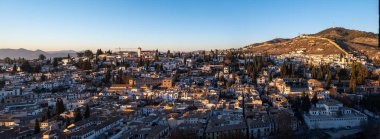 Granada, İspanya. Alhambra kalesi ve güzel bir akşam saatinde şehrin panoramik manzarası. Avrupa seyahatleri.